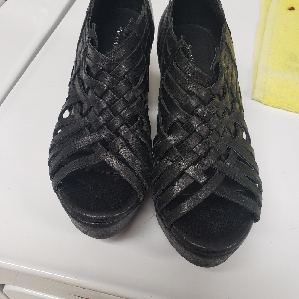 Shoe